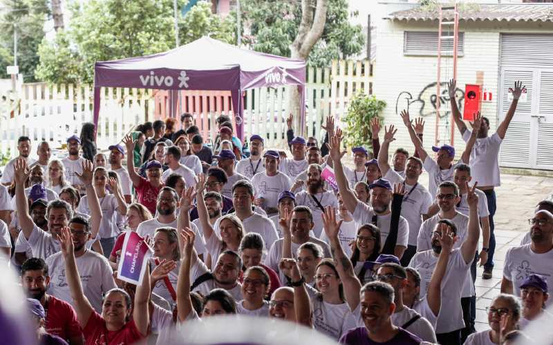 O Dia dos Voluntários da Fundação Telefônica Vivo chegou ao Rio Grande do Sul e beneficiou mais de 1.200 pessoas. A imagem mostra o grupo de voluntários de Porto Alegre.