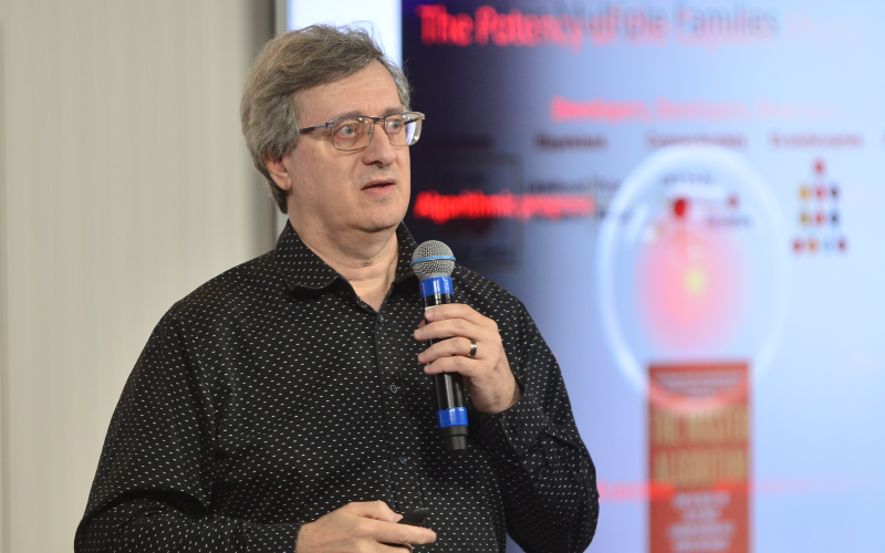 A imagem mostra o americano Charles Fadel, durante sua palestra “Educação e Inteligência Artificial: transformando o ensino e a aprendizagem” no evento “Transformação Digital na Educação: Desafios e Tendências” da Fundação Telefônica Vivo.