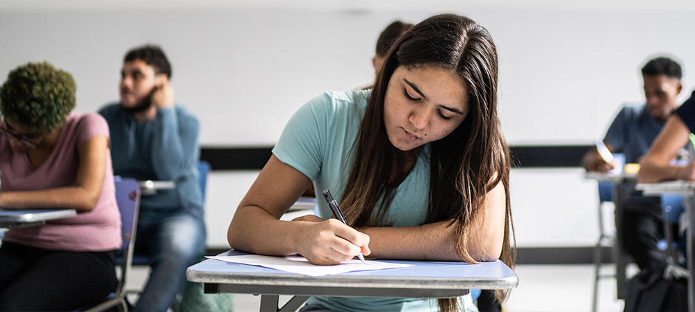 Foto de estudante prestando uma prova para ilustrar nota técnica da Fundação Telefônica Vivo sobre o Enem 2024