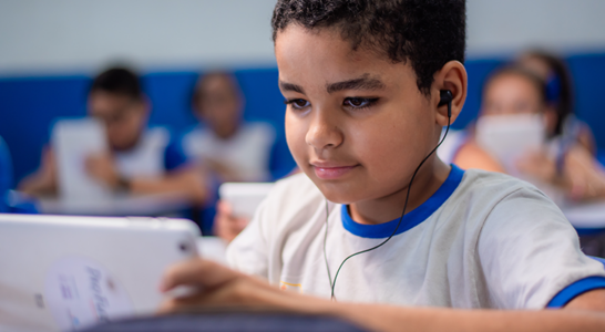Informe Social 2024: iniciativas em prol de uma educação pública mais inclusiva e digital