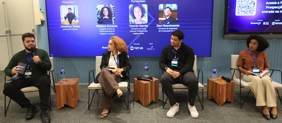 Jonathan Sales, da ONG Juventudes Potentes; Melissa Almeida, estagiária na área de Desenvolvimento de Negócios na Serasa; Davi Nascimento, estudante de Engenharia da Computação da Inteli; e Yasmin Namie, estudante de Ciências de Dados do ensino médio técnico