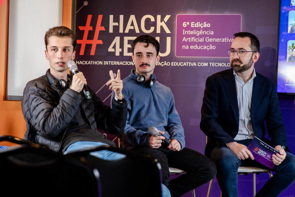 Henrique Jost Vargas, estudante participante da edição de 2023; Rafael Luiz Charnesca Santos Pereira, estudante participante da edição de 2024; e Manuel José Ruiz García, Gerente de Analítica de Datos, Producto e Innovación ProFuturo