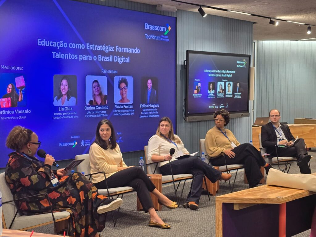 Verônica Vassalo, gerente de Diversidade, Equidade e Inclusão do Pacto Global da ONU; Lia Glaz, diretora-presidente da Fundação Telefônica Vivo; Carina Castello, líder de Universidade Corporativa da NTT DATA; Flavia Freitas, líder de Responsabilidade Social Corporativa a IBM para a América Latina; e Felipe Morgado, Superintendente de Educação Profissional e Superior do SENAI