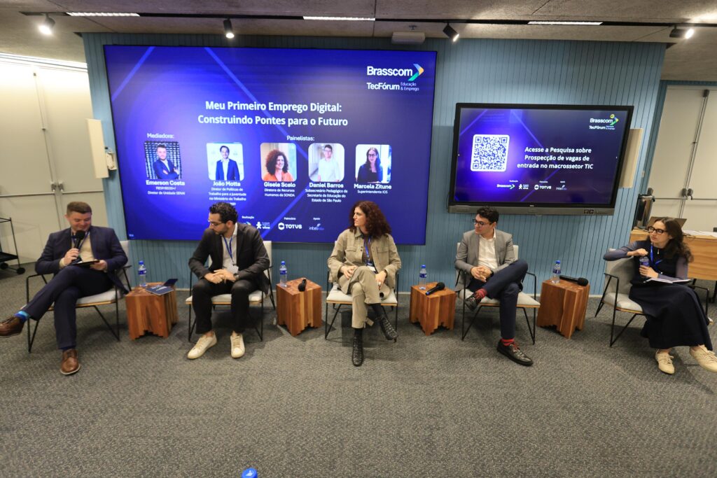 Emerson Costa, diretor de unidade do SENAI; João Motta, diretor de Políticas de Trabalho para a Juventude no Ministério do Trabalho e Emprego; Gisele Scalo, diretora de gestão de pessoas da Sonda IT; Daniel Barros, subsecretário pedagógico da Secretaria da Educação de São Paulo; e Marcela Zitune, superintendente do Instituto da Oportunidade Social (IOS)
