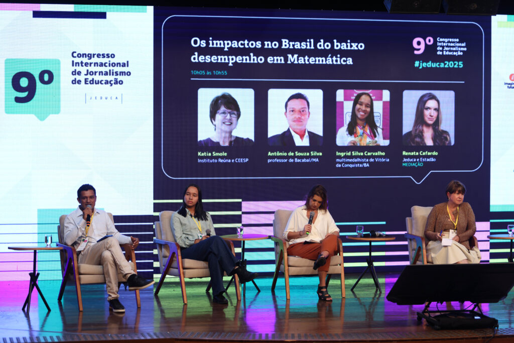 Antônio de Souza Silva, Ingrid Silva Carvalho, a mediadora Renata Cafardo, e Katia Smole. Foto: Tiago Queiroz/Jeduca