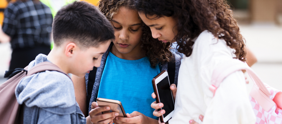 Imagem ilustra a matéria que exemplifica o termo uso da internet por crianças e adolescentes
