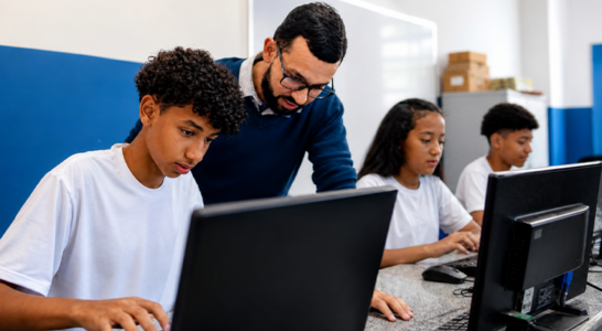 ECA Digital amplia a proteção de crianças e adolescentes e fortalece a cidadania digital nas escolas