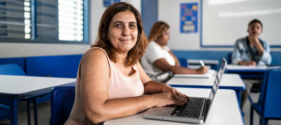 Ilustração sobre os resultados da Prova Nacional Docente e os desafios da formação de professores de matemática