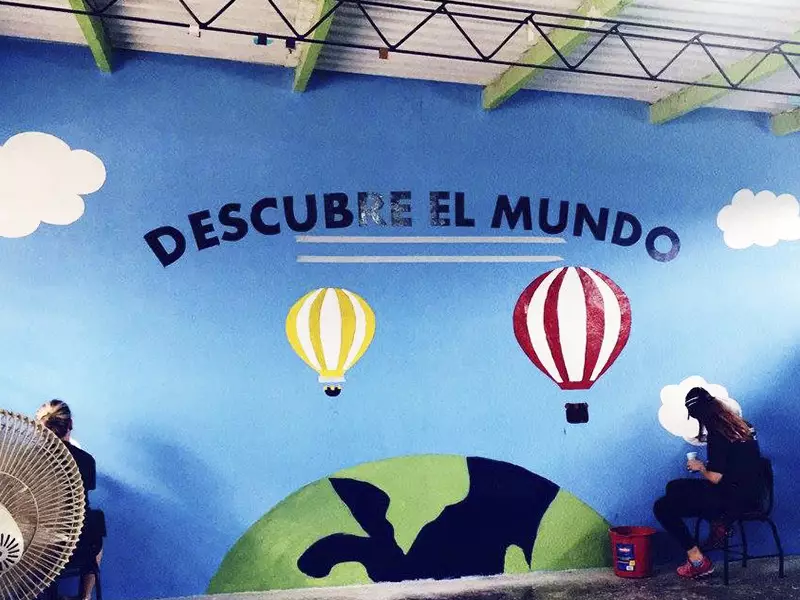 Escola Molino de Carmen, no Peru, tem parede pintada com nuvens e arco-íris