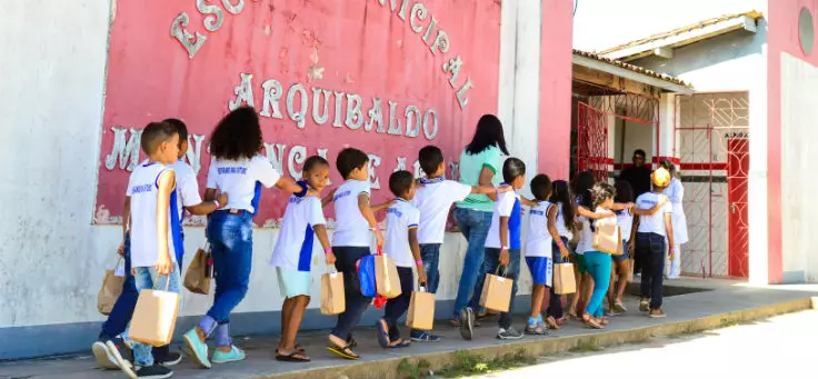 Alunos da escola Escola Municipal Arquibaldo Mendonça de Araújo (EMAMA), em Indiaroba (SE), uma das contempladas pelo projeto Aula Digital