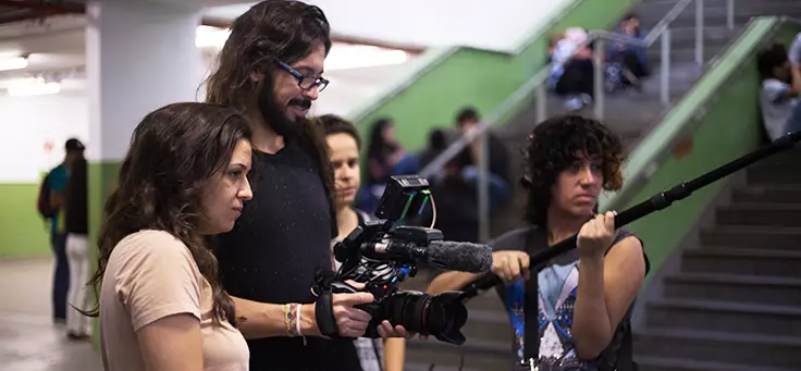 Diretora Alice Riff está ao lado do cinegrafista e outros integrantes da equipe técnica nos bastidores do documentário Eleições, que traz protagonismo jovem aos cinemas.