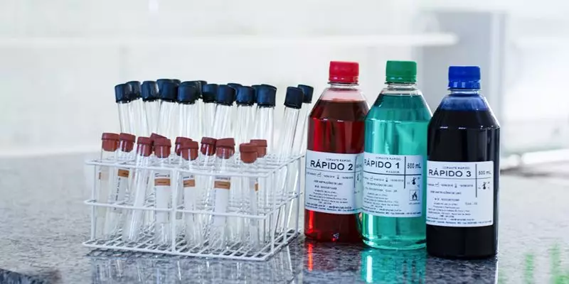 Imagem de produtos químicos do laboratório escolar