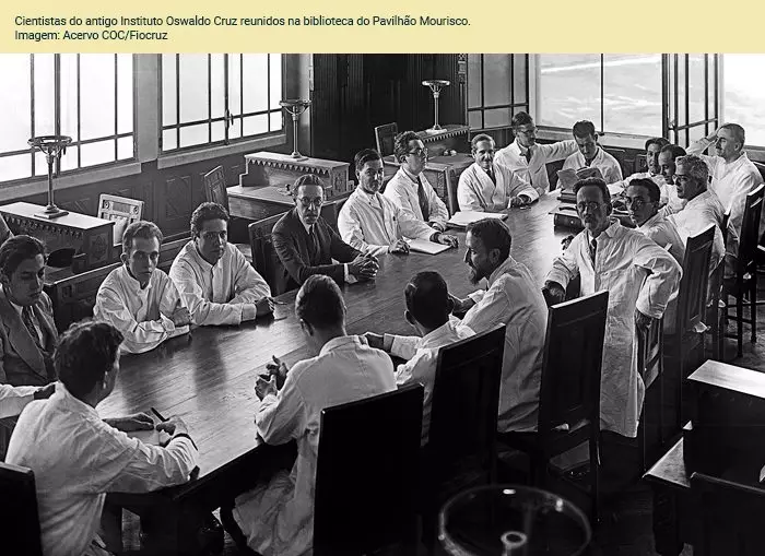 Foto: Cientistas do antigo Instituto Oswaldo Cruz reunidos na biblioteca do Pavilhão Mourisco
