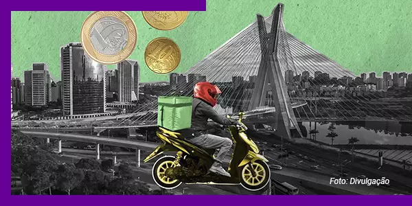 Imagem mostra uma ilustração da cidade de São Paulo, com foco em um entregador de aplicativo em uma moto. Ele usa capacete na cor vermelha. Há três moedas ilustrando a parte superior da imagem.