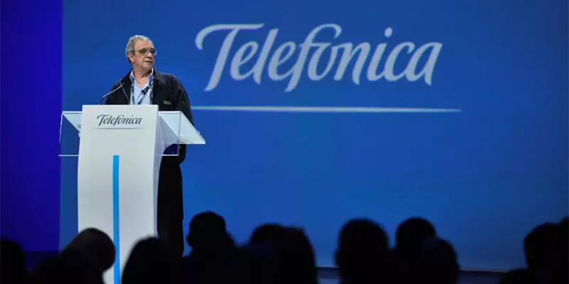 Imagem mostra César Alierta no palco de um evento, com o logo da Fundação Telefônica ao fundo azul