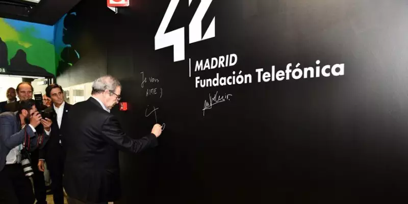Na imagem, César Alierta está escrevendo uma mensagem em um mural